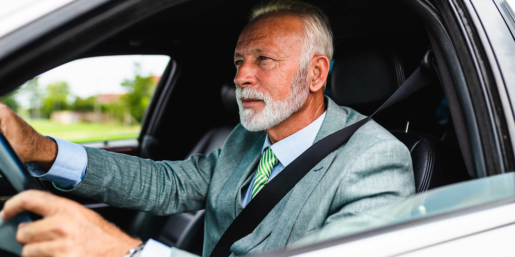 Man-driving-a-white-luxury-limousine Man driving a white luxury limousine