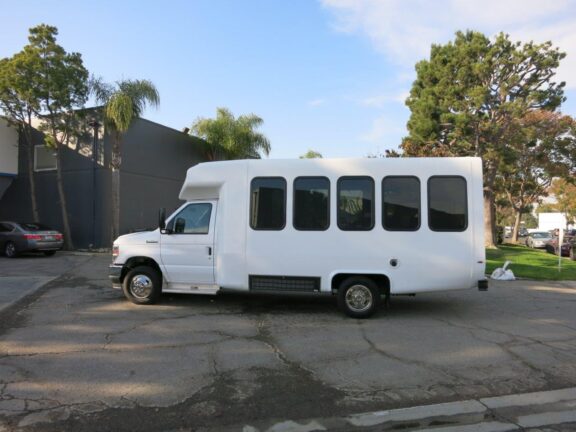 2023 Ford Diamond Coach E-450 Paratransit Bus - Image 4