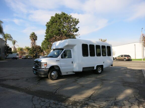 2023 Ford Diamond Coach E-450 Paratransit Bus - Image 5