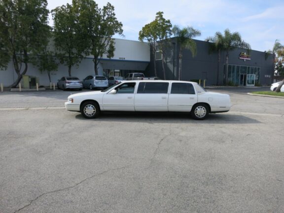 1999 Cadillac Superior Coach 6-Door Limo - Image 4