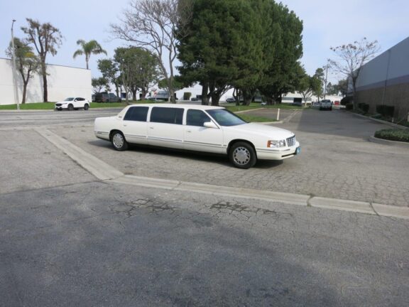 1999 Cadillac Superior Coach 6-Door Limo - Image 7