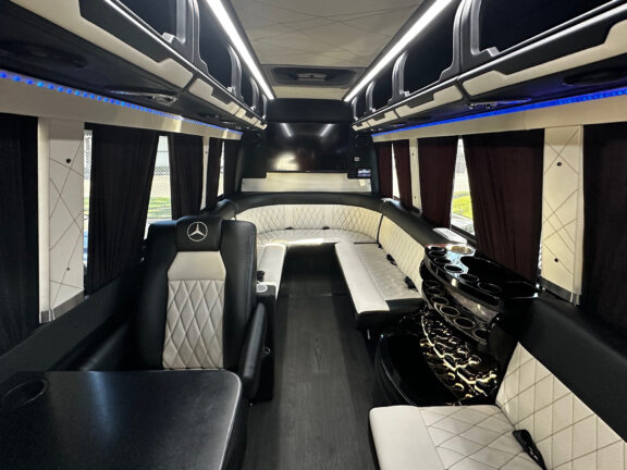 2019 Mercedes Benz LA West Sprinter - Image 2