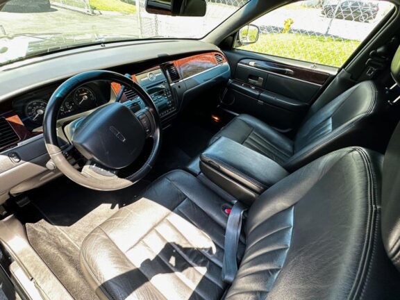 2010 Lincoln Krystal Town Car Hearse - Image 14