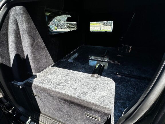 2010 Lincoln Krystal Town Car Hearse - Image 12