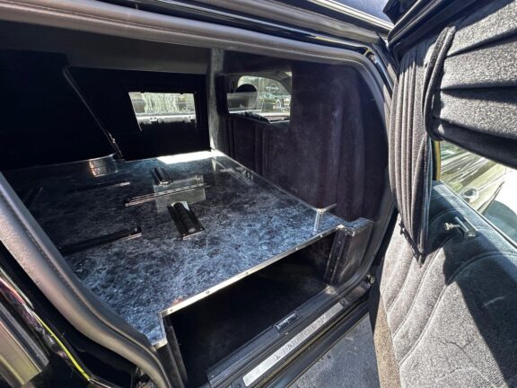 2010 Lincoln Krystal Town Car Hearse - Image 13