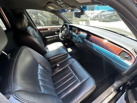 2010 Lincoln Krystal Town Car Hearse - Image 15
