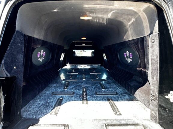 2010 Lincoln Krystal Town Car Hearse - Image 11