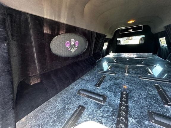 2010 Lincoln Krystal Town Car Hearse - Image 8
