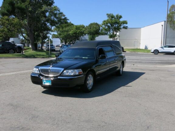 2010 Lincoln Krystal Town Car Hearse - Image 3