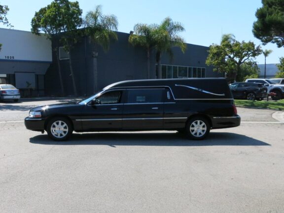 2010 Lincoln Krystal Town Car Hearse - Image 4
