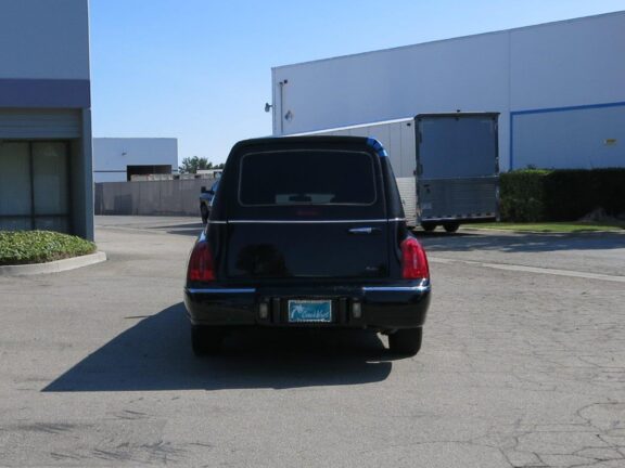 2010 Lincoln Krystal Town Car Hearse - Image 5