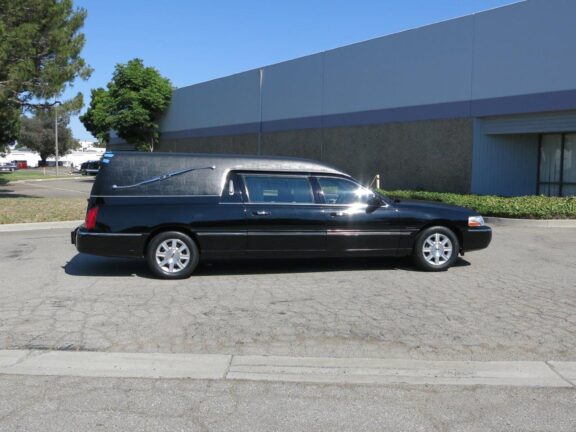 2010 Lincoln Krystal Town Car Hearse - Image 6