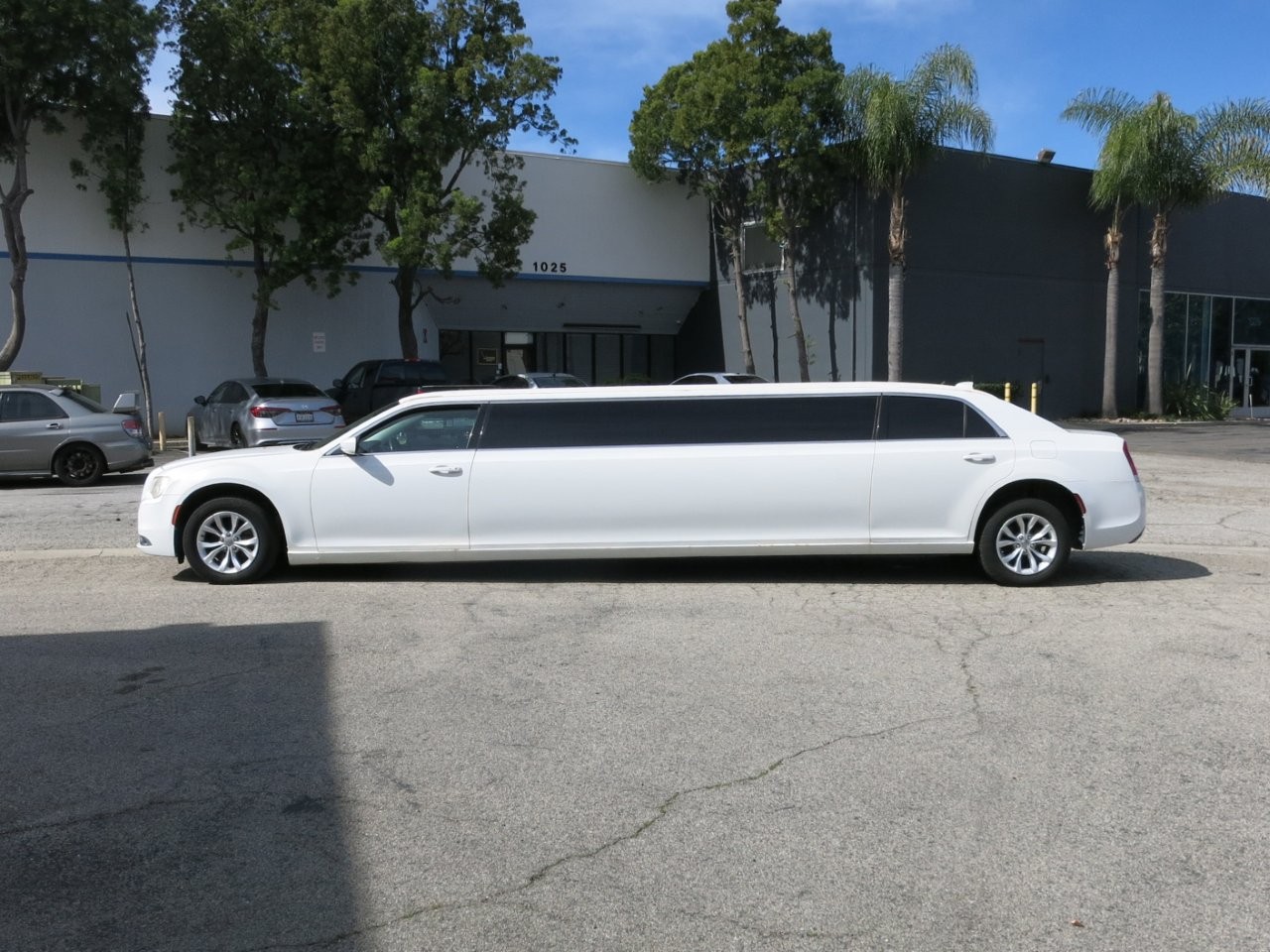 2015 Chrysler Pinnacle 300 Limousine - Image 4